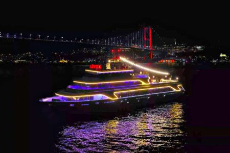 Istanbul: Bosphorus Dinner Cruise & Show with Private Table